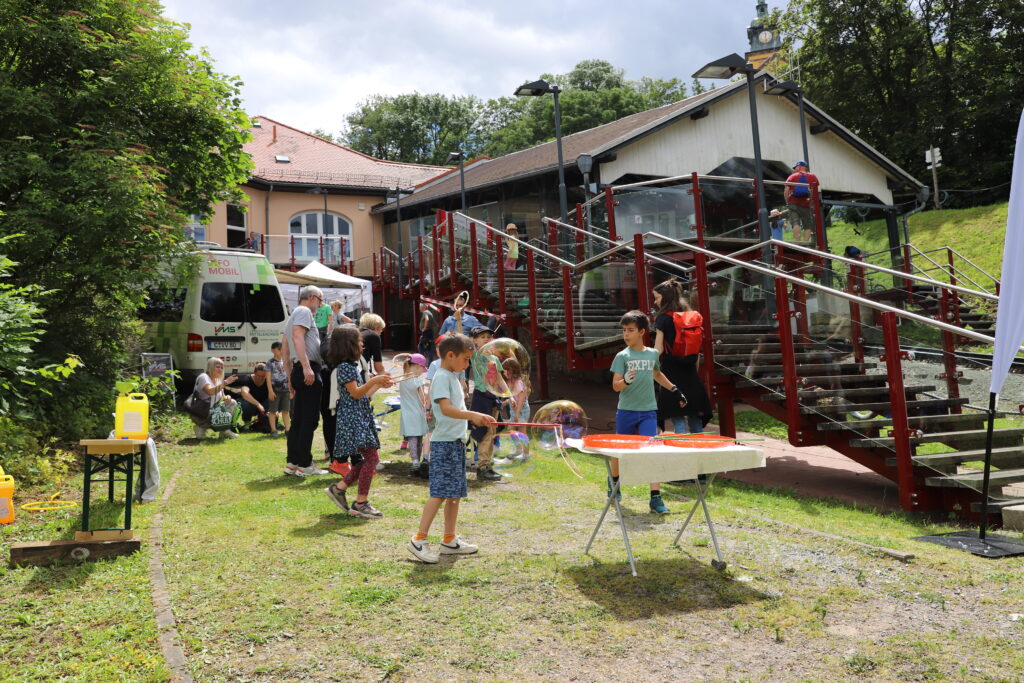 Kinder am Seifenblasenspielplatz an der Bergstation der Drahtseilbahn Augustusburg