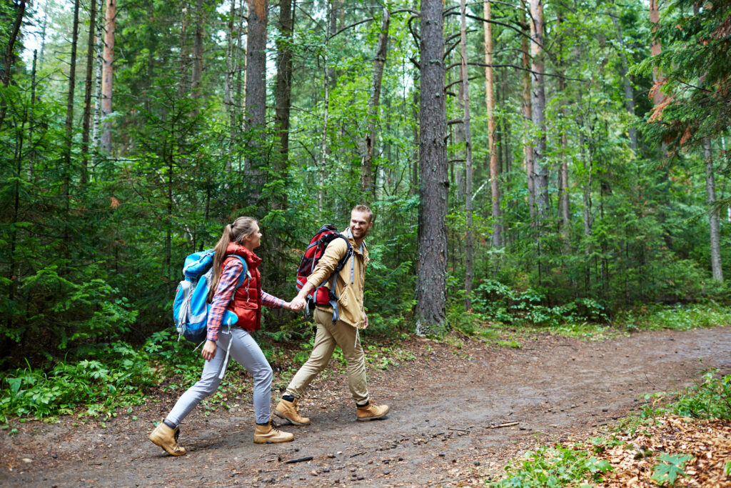Pärchen wandert durch einen Wald