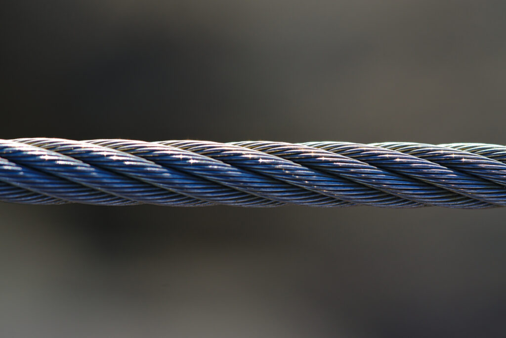 Detailaufnahme eines Drahtseils