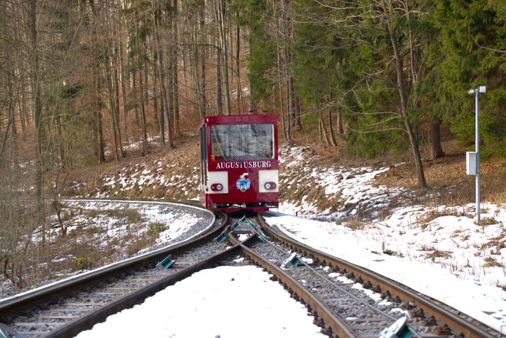 Drahtseilbahn Augustusburg fährt durch den Schnee