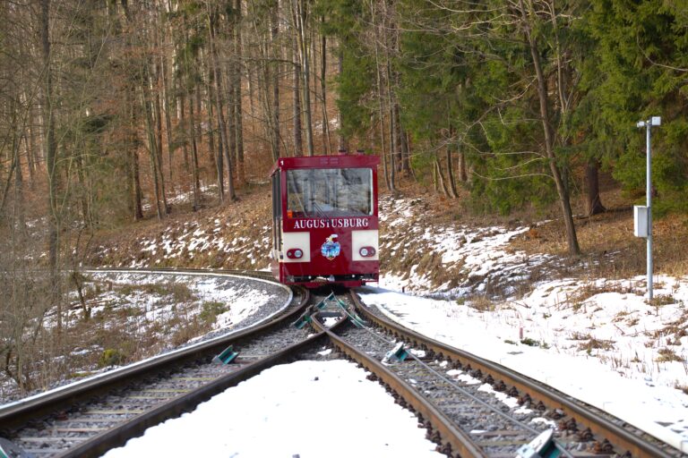 Drahtseilbahn Augustusburg fährt durch den Schnee