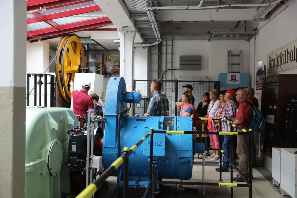 Gruppenführung im Maschinenraum der Drahtseilbahn