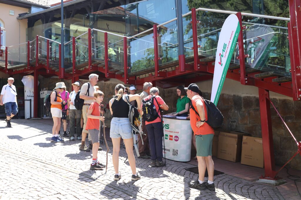 Besucher versammeln sich am VMS-Stand an der Bergstation der Drahtseilbahn