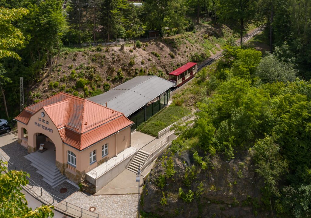 Vogelperspektive der Drahtseilbahn Augustusburg an der Talstation